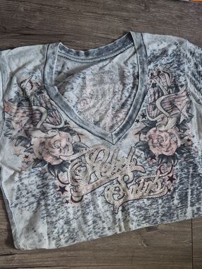 Rebel Saints Women's Distressed V-Neck Tee in Light Gray & Pink Floral